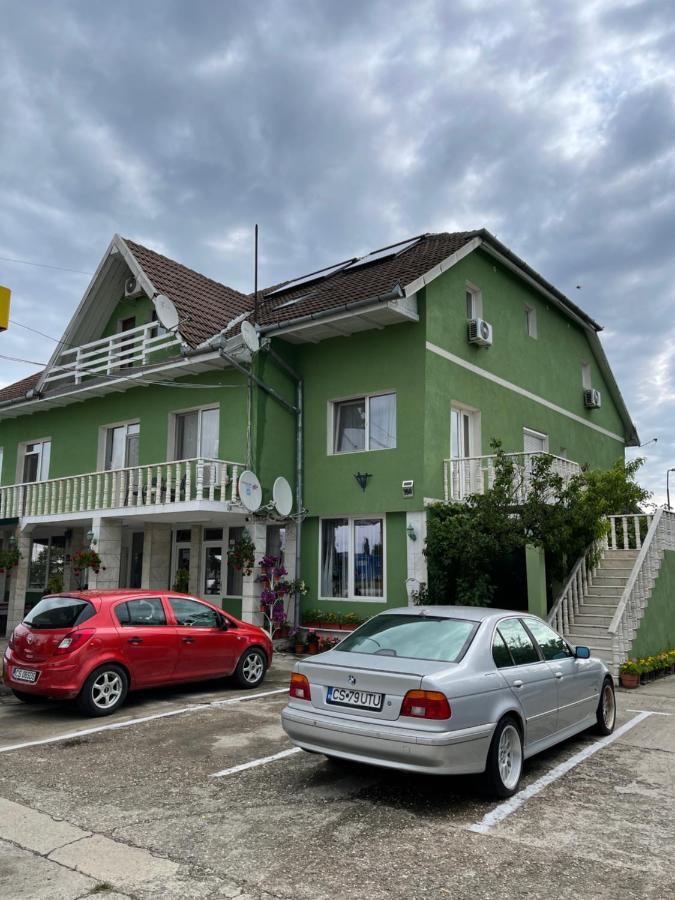 Pensiunea Simina Caransebes Bagian luar foto